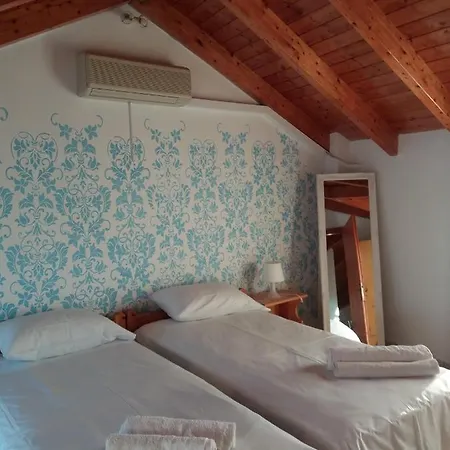 Chloe Attic Feriehus *