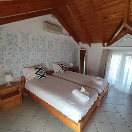 Chloe Attic Semesterbostad Agia Efimia